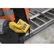 Stabila Fernbedienung für Baulaser, gehalten von einer Person in Schutzkleidung auf einer Baustelle.