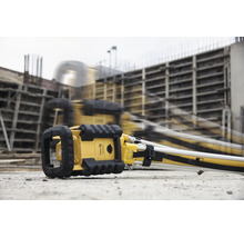 Stabila Rotationslaser LAR 350 auf einer Baustelle nach einem Sturz auf Beton zur Demonstration der Stoßfestigkeit.