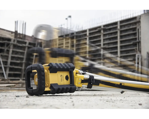 Stabila Rotationslaser LAR 350 auf einer Baustelle nach einem Sturz auf Beton zur Demonstration der Stoßfestigkeit.