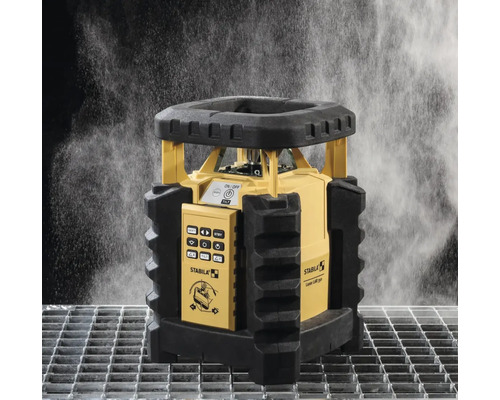 Stabila Rotationslaser LAR 350 im Einsatz unter Wasserstrahlen zur Demonstration der Wasserfestigkeit.