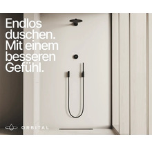 Minimalistisches Duschsystem mit mattschwarzer Kopfbrause, digitalem Regler und Handbrause in einem hellen Badezimmer. Orbital Logo.