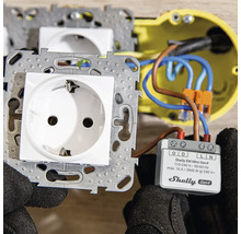 Installation eines Shelly EM Mini Gen4 Energiemessgeräts hinter einer Unterputz Steckdose.