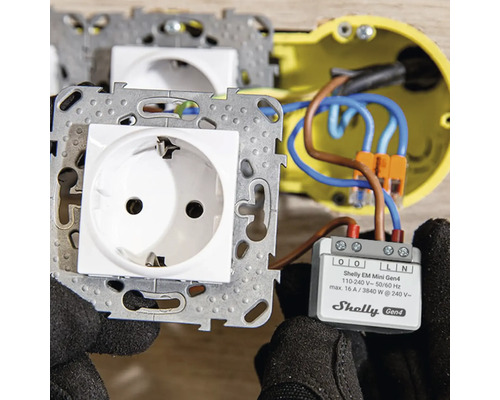 Installation eines Shelly EM Mini Gen4 Energiemessgeräts hinter einer Unterputz Steckdose.