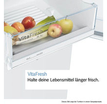 VitaFresh Kühlschublade für Obst und Gemüse mit Äpfeln und Lauch zur längeren Frischehaltung.