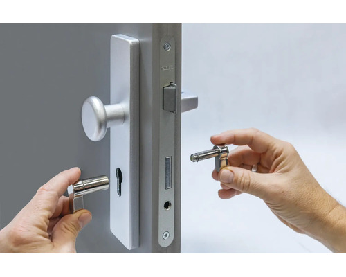 Montage eines modularen Schließzylinders an einem Türschloss mit Türdrücker und Langschild