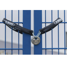 Schwarze ABUS Kette mit silbernem Zahlenschloss sichert ein blaues Metalltor.