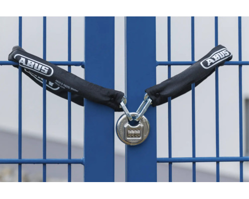 Schwarze ABUS Kette mit silbernem Zahlenschloss sichert ein blaues Metalltor.
