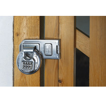 ABUS Diskus Zahlenschloss mit vier Ziffern an einer Überfalle aus Metall auf einem Holztor.