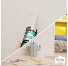 Anwendung von Sista Acryl Dichtstoff zur Reparatur eines Wandrisses in einem hellen Zimmer mit Schreibtisch und Sista Logo.
