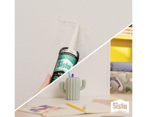 Anwendung von Sista Acryl Dichtstoff zur Reparatur eines Wandrisses in einem hellen Zimmer mit Schreibtisch und Sista Logo.