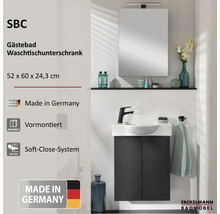Helles Gästebad mit vormontiertem Waschtischunterschrank in Anthrazit, weißem Waschbecken, schwarzer Armatur, beleuchtetem Spiegel und Soft-Close.
