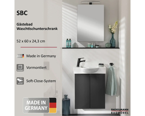 Helles Gästebad mit vormontiertem Waschtischunterschrank in Anthrazit, weißem Waschbecken, schwarzer Armatur, beleuchtetem Spiegel und Soft-Close.