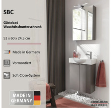 Helles Gäste-WC mit SBC Waschbeckenunterschrank in Grau, Waschbecken, Spiegelschrank, Beleuchtung, vormontiert, Soft-Close, Made in Germany.