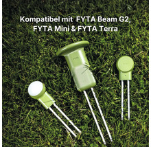 Drei FYTA Pflanzensensoren der Modelle Beam G2, Mini und Terra mit Metallsonden auf einer Rasenfläche.