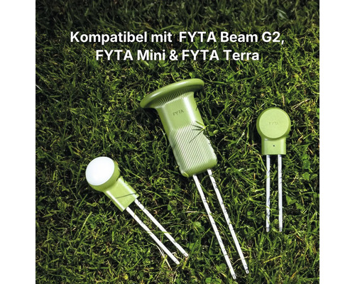 Drei FYTA Pflanzensensoren der Modelle Beam G2, Mini und Terra mit Metallsonden auf einer Rasenfläche.