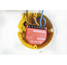 Shelly Gen3 Smart-Relais-Schalter eingebaut in eine Unterputzdose mit angeschlossenen Kabeln.
