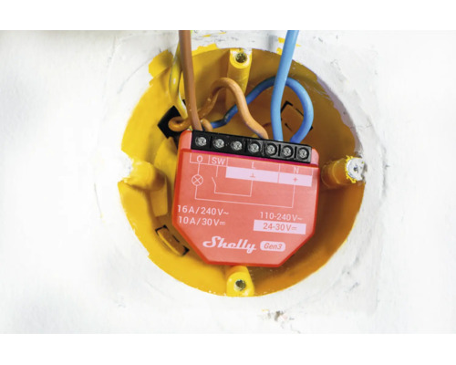 Shelly Gen3 Smart-Relais-Schalter eingebaut in eine Unterputzdose mit angeschlossenen Kabeln.