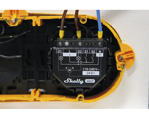 Shelly Gen3 smartes Relais-Modul montiert in einer Unterputzdose mit angeschlossenen Leitungen und sichtbarem Schaltplan.