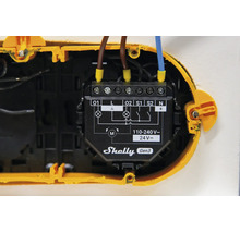 Shelly Gen3 smartes Relais-Modul montiert in einer Unterputzdose mit angeschlossenen Leitungen und sichtbarem Schaltplan.