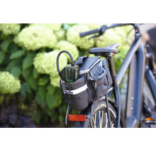 Bosch batteriebetriebene Druckluftpumpe EasyPump verstaut in einer Fahrradtasche am Gepäckträger eines Fahrrads.