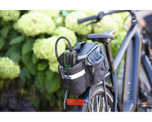 Bosch batteriebetriebene Druckluftpumpe EasyPump verstaut in einer Fahrradtasche am Gepäckträger eines Fahrrads.