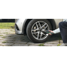 Eine Person pumpt mit der Bosch Akku-Druckluftpumpe EasyPump einen Autoreifen im Außenbereich auf.