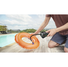 Eine Person verwendet eine Bosch Akku-Druckluftpumpe, um einen orangefarbenen Schwimmreifen an einem Pool aufzupumpen.