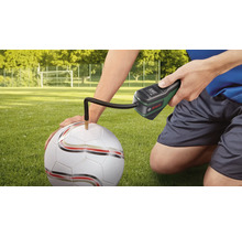 Bosch Akku-Druckluftpumpe beim Aufpumpen eines Fußballs auf einem Rasenplatz.