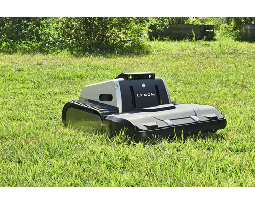 LYMOW Mähroboter mit Kettenantrieb auf einer Rasenfläche.