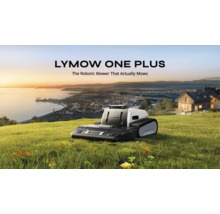 Mähroboter Lymow One Plus mit Kettenantrieb auf einer Rasenfläche in einer weitläufigen Landschaft mit Haus und Küstenstadt.