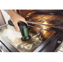 Bosch Akku-Reinigungsbürste UniversalBrush reinigt eine verschmutzte Backofentür mit Reinigungsschaum.