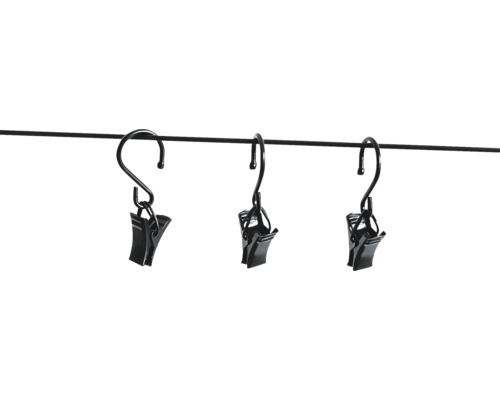 Drei schwarze Gardinenklammern mit Haken aus Metall, aufgehängt an einer dünnen Stange.