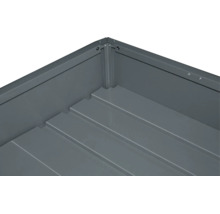 Innenansicht einer anthrazitfarbenen Metall-Gartenbox mit geripptem Boden und verschraubter Eckverbindung.