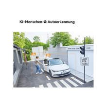 Sicherheitskamera mit Künstlicher Intelligenz zur Erkennung von Personen und Autos: Markierungsrahmen heben eine Person und ein Auto hervor.