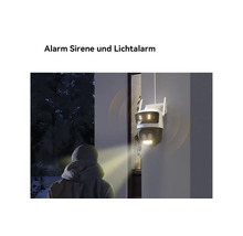 Überwachungskamera mit Alarm-Sirene und Lichtalarm erkennt eine Person bei Nacht.