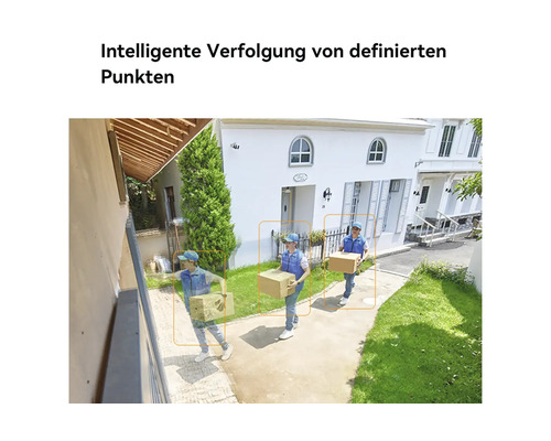 Helle Außenaufnahme einer Sicherheitskamera, die die intelligente Verfolgung einer Person mit Paket auf einem Gehweg vor einem weißen Haus zeigt.