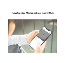 Eine Person bedient auf einem Smartphone den Privatsphäre-Modus in einer Smart Home App.