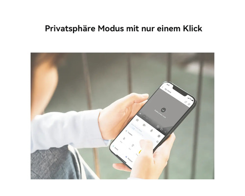 Eine Person bedient auf einem Smartphone den Privatsphäre-Modus in einer Smart Home App.