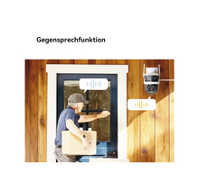 Außenüberwachungskamera mit Gegensprechfunktion zeigt Kommunikation mit einem Paketboten an der Haustür.