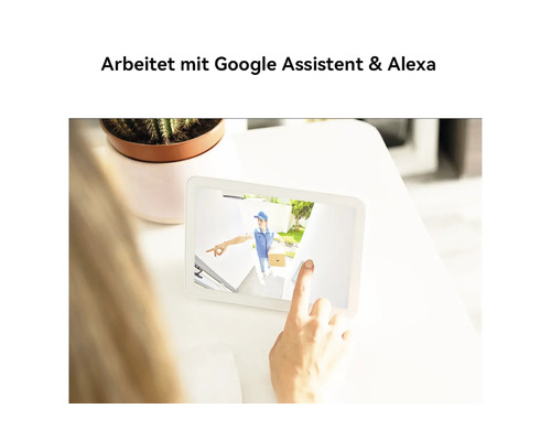 Smart-Home-Display zeigt Live-Video einer Sicherheitskamera, kompatibel mit Google Assistant und Alexa.