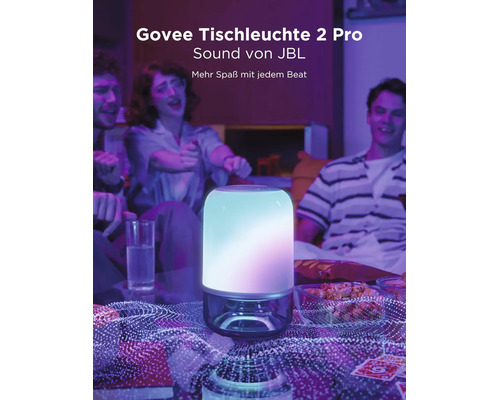 Govee Tischleuchte 2 Pro mit JBL Sound in einem Wohnzimmer mit Personen, farbiger Beleuchtung und Snacks.