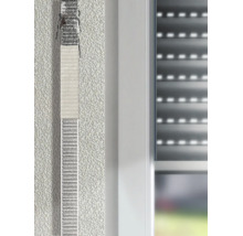 Reparaturset für Rollladengurt an einer verputzten Wand neben einem Fenster.