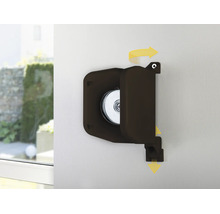 Schwenkbarer Gurtwickler für Rollladen in Braun, an der Wand montiert mit Pfeilen zur Veranschaulichung der Bewegungsrichtung.
