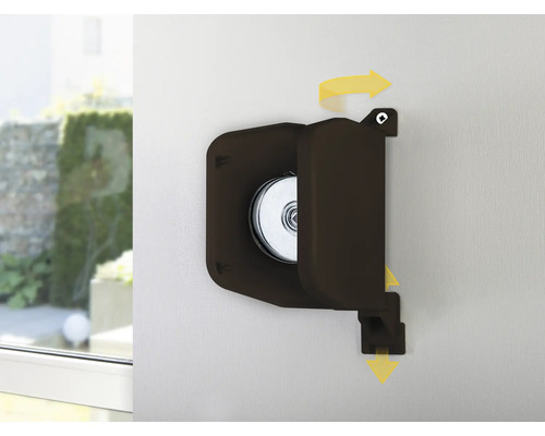 Schwenkbarer Gurtwickler für Rollladen in Braun, an der Wand montiert mit Pfeilen zur Veranschaulichung der Bewegungsrichtung.