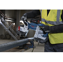Bosch Professional Akku-Bandsäge beim Schneiden eines Metallprofils in einer Werkstatt.