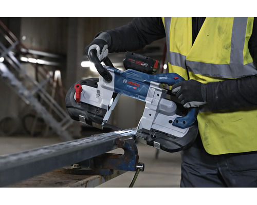 Bosch Professional Akku-Bandsäge beim Schneiden eines Metallprofils in einer Werkstatt.
