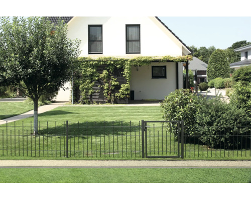 Schwarzer Metall-Gartenzaun mit passendem Tor vor einem Einfamilienhaus mit gepflegter Rasenfläche und Gartenbepflanzung.