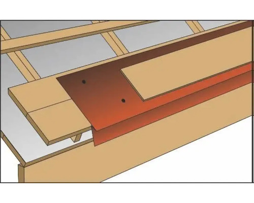 Montage eines Traufblechs an einer Dachkonstruktion aus Holz.