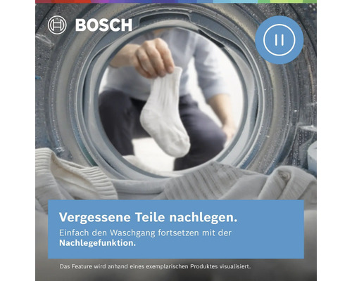 Bosch Logo. Eine Person legt eine Socke in eine Bosch Waschmaschine mit Nachlegefunktion. Symbol für die Pause-Funktion.