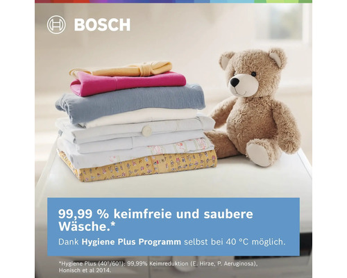 Bosch Logo. Gefaltete Wäsche und Teddybär auf Waschmaschine. Hygiene Plus Programm für keimfreie Wäsche bei 40 Grad.